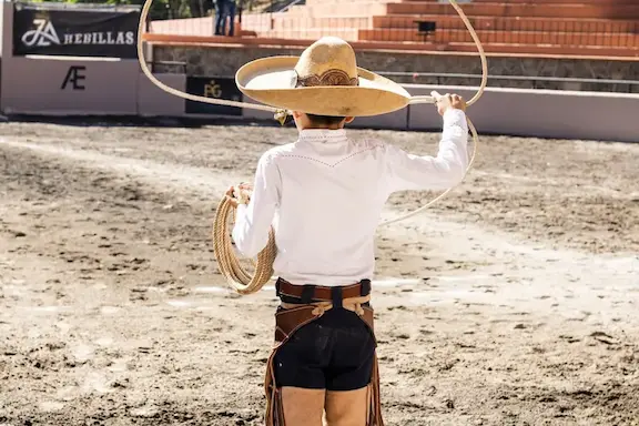 Home niño vaquero enlazando